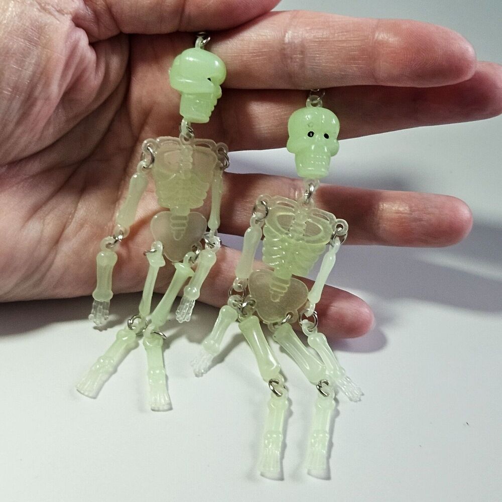 Glow in the dark skeleton earrings - Picture 2 of 12